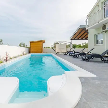 Villa Spacious In With Pool