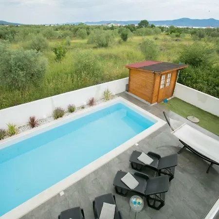 Villa Spacious In With Pool Sukošan