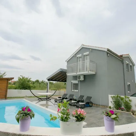 Spacious In With Pool *