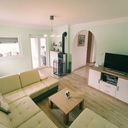 Spacious In With Pool *