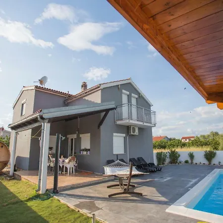 Villa Spacious In With Pool