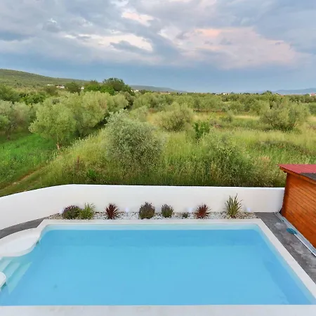 Spacious In With Pool Sukošan