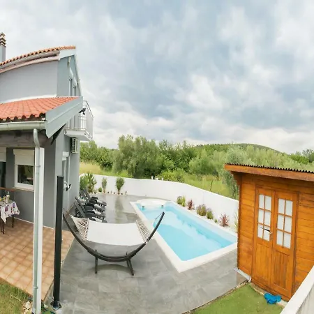 Spacious In With Pool Villa *