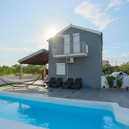 Spacious In With Pool Sukošan